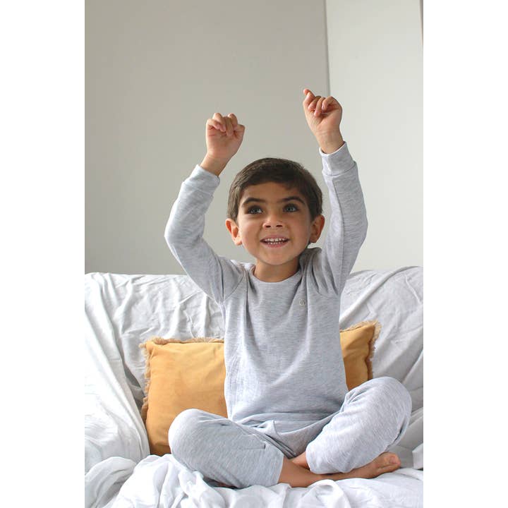 Drengegrå pyjamasæt i Pima bomuld for engroshandel hos Snuggles n Cuddles