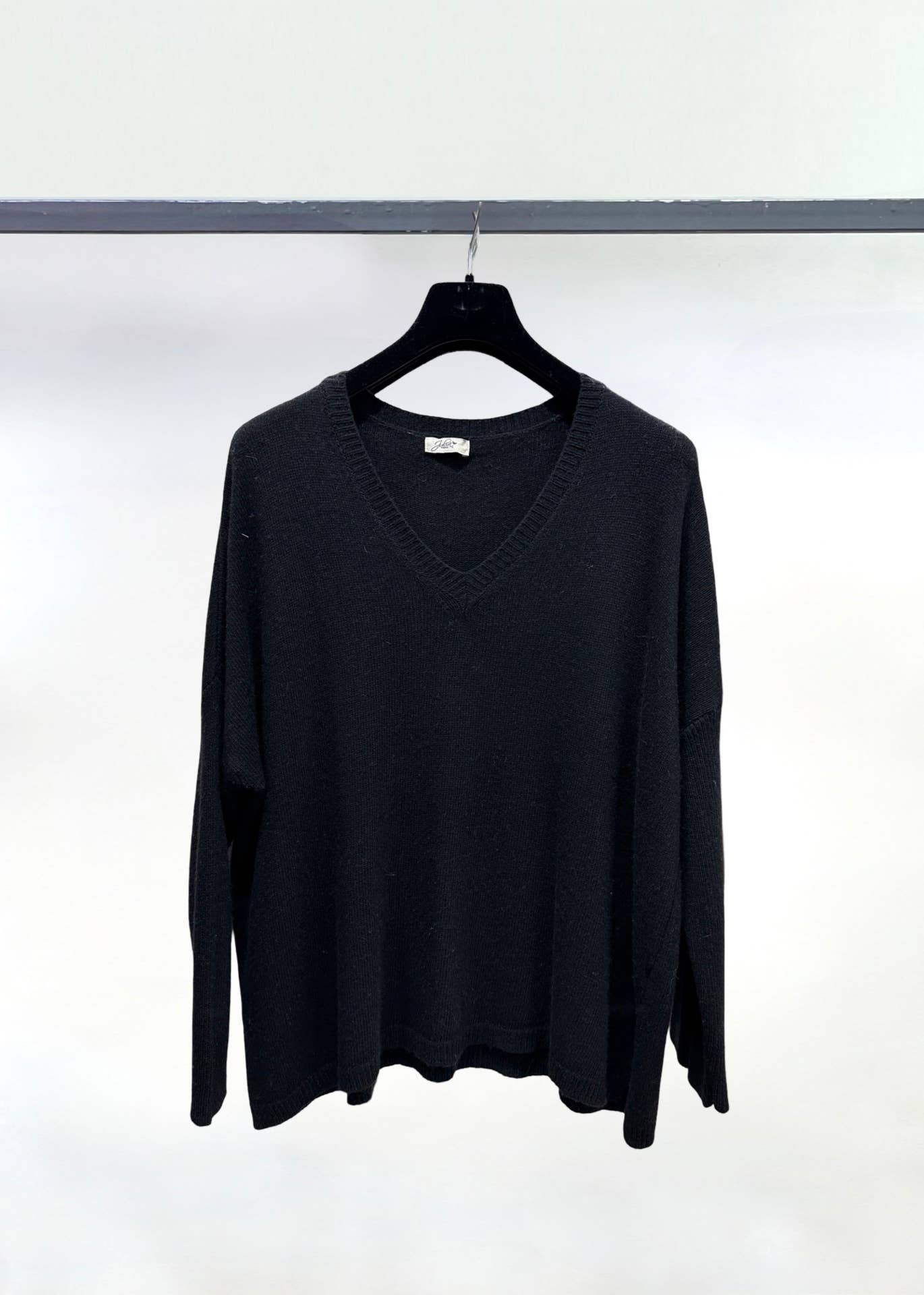 JULIA PARIS - Wholesale Knit Sweater - Women's - Oversized fit V-neck sweater in cashmere and wool knit6