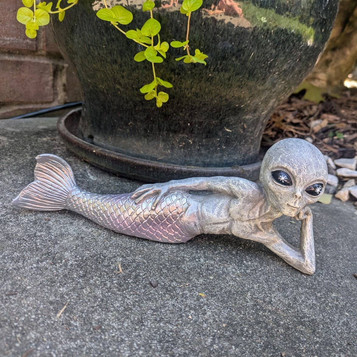 John Bernard & Company – Engroshandel Pyntefigur – Alien Invasion Sexy 10“ Liggende Merman Alien Statue Mermale13