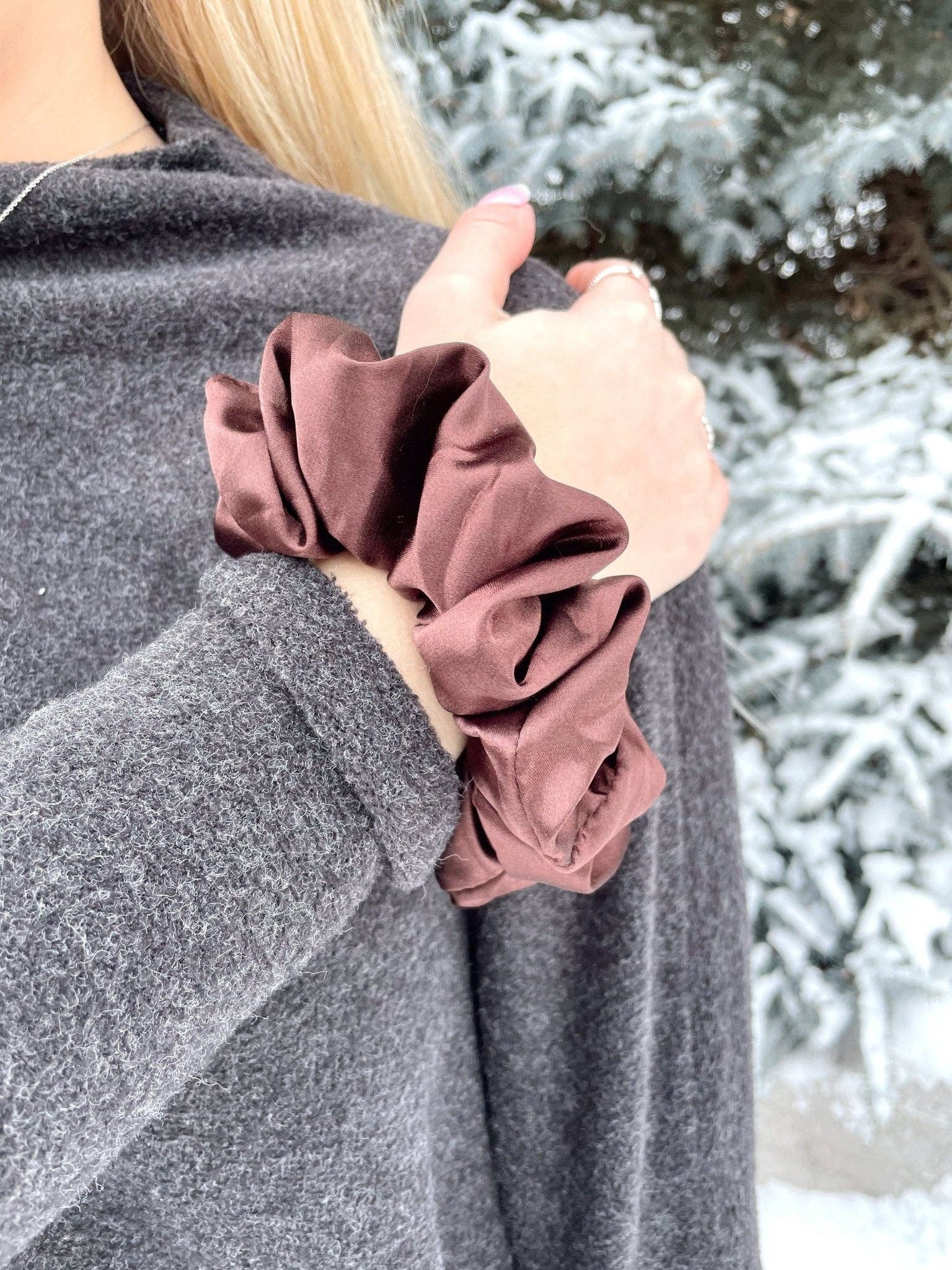 Beyond Scrunchies - Wholesale Scrunchie - Dames - ESPRESSO - Zijde Scrunchie met moerbei4