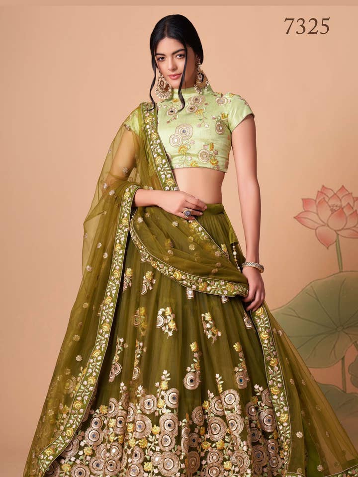 Olivengrøn kunstsilke Lehenga Choli til indisk og pakistansk bryllupsfestival - Pailletter og trådbroderi, Zari-arbejde, ægte spejlarbejde, Mirr for engroshandel hos HATKE BRIDE