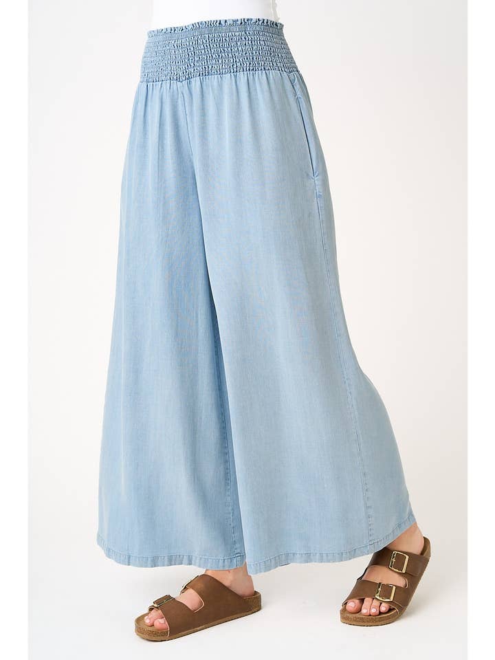 VASKET CHAMBRAY BUKSER MED SMOCKET TALJE OG BREDE BEN for engroshandel hos mittoshop