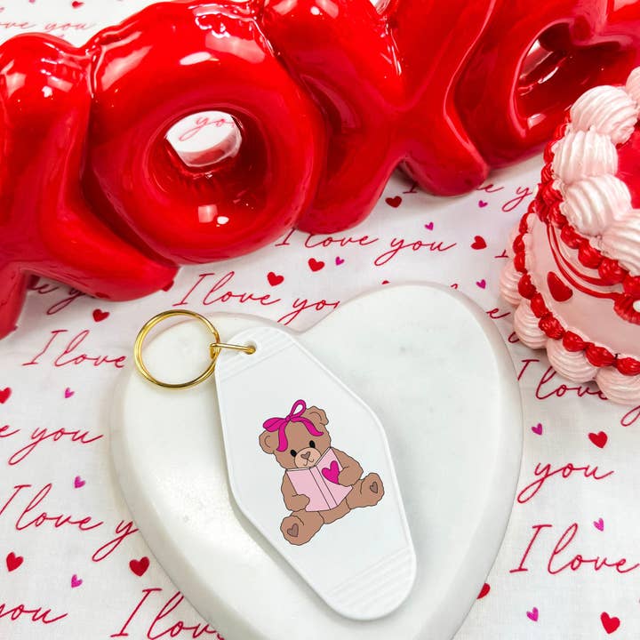 Beary réservé pour la Saint-Valentin Porte-clés rétro de motel pour la vente par The Swoon Room