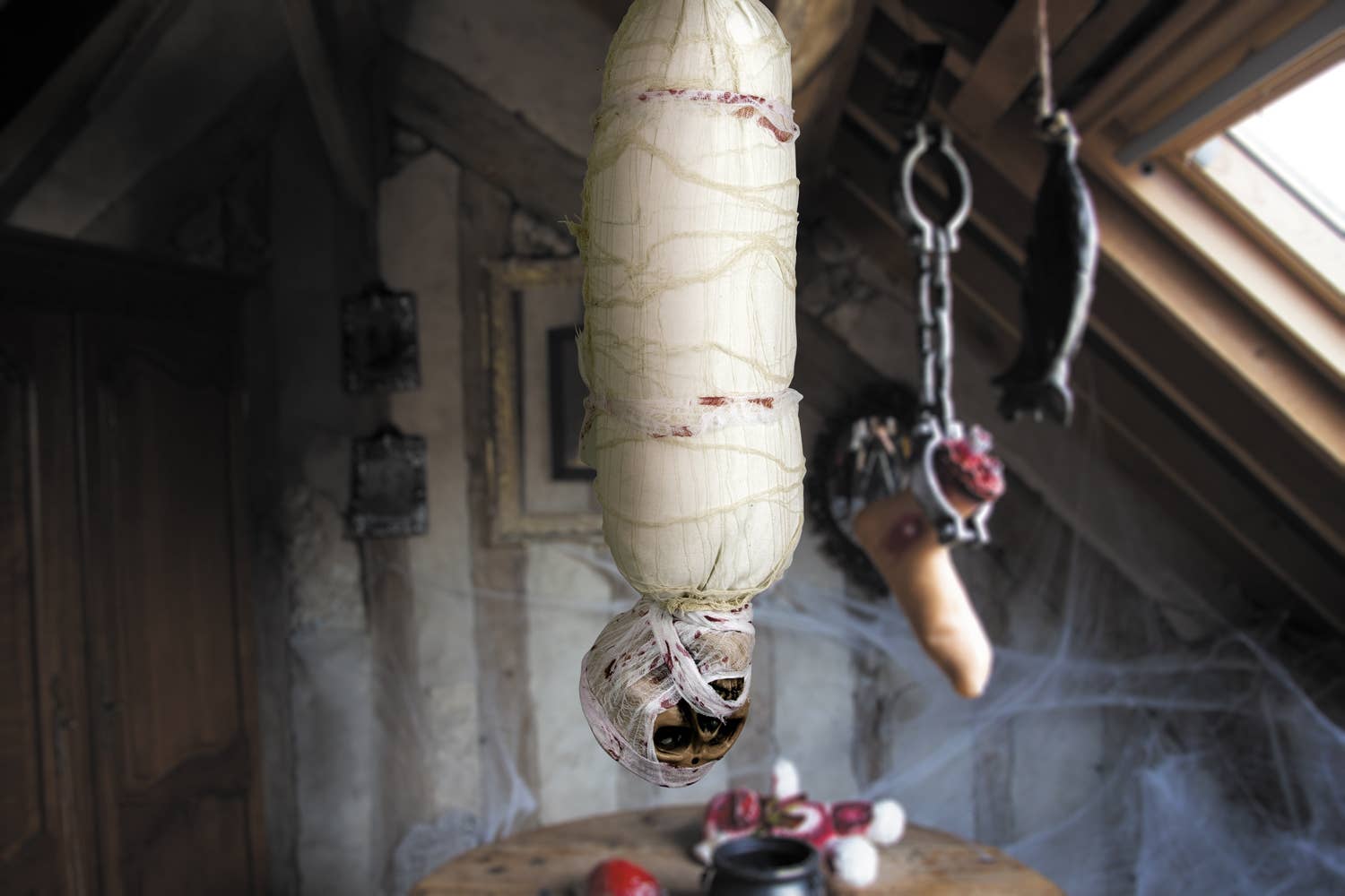 Party Pro – wholesale Utomhusdekor – HÄNGANDE MUMMISKELETT1