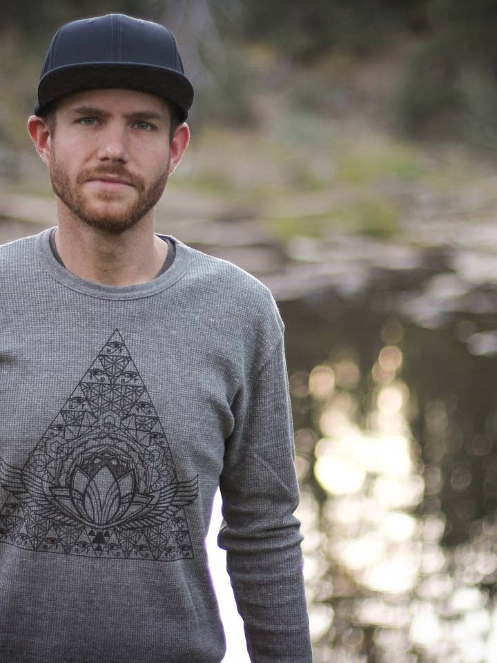 Chemise à géométrie spirituelle thermique biologique Horus Pyramid pour la vente par Sacred State Design