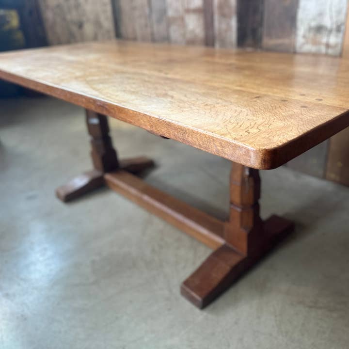 Ensemble vintage de huit chaises de salle à manger en chêne et cuir pour la vente par belvoir