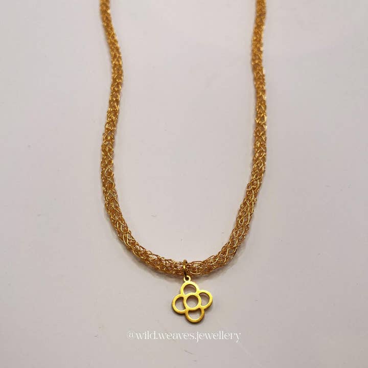 Handstickad 18k guldpläterad Barcelona-hängsmyckeshalsband för wholesale av Wild Weaves Jewellery by Sara Lindgren