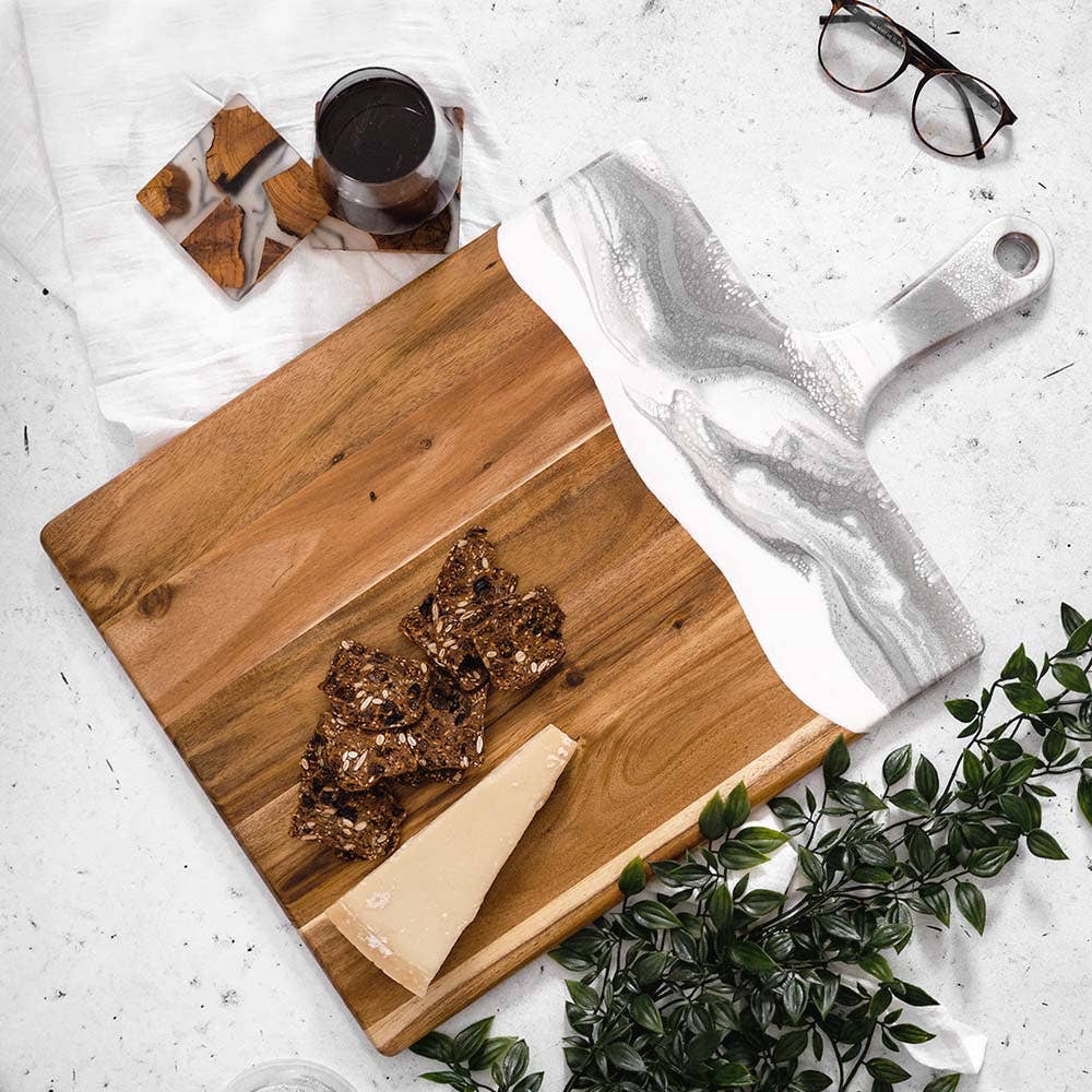 Lynn & Liana Designs – wholesale Ostbräda – Extra stor ost- och charkbricka i akaciaträ och resin 38 x 61 cm utan tull2