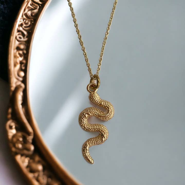 Colar Cobra ~ Pendente Banhado a Ouro em corrente delicada por atacado de GeoMetricGem