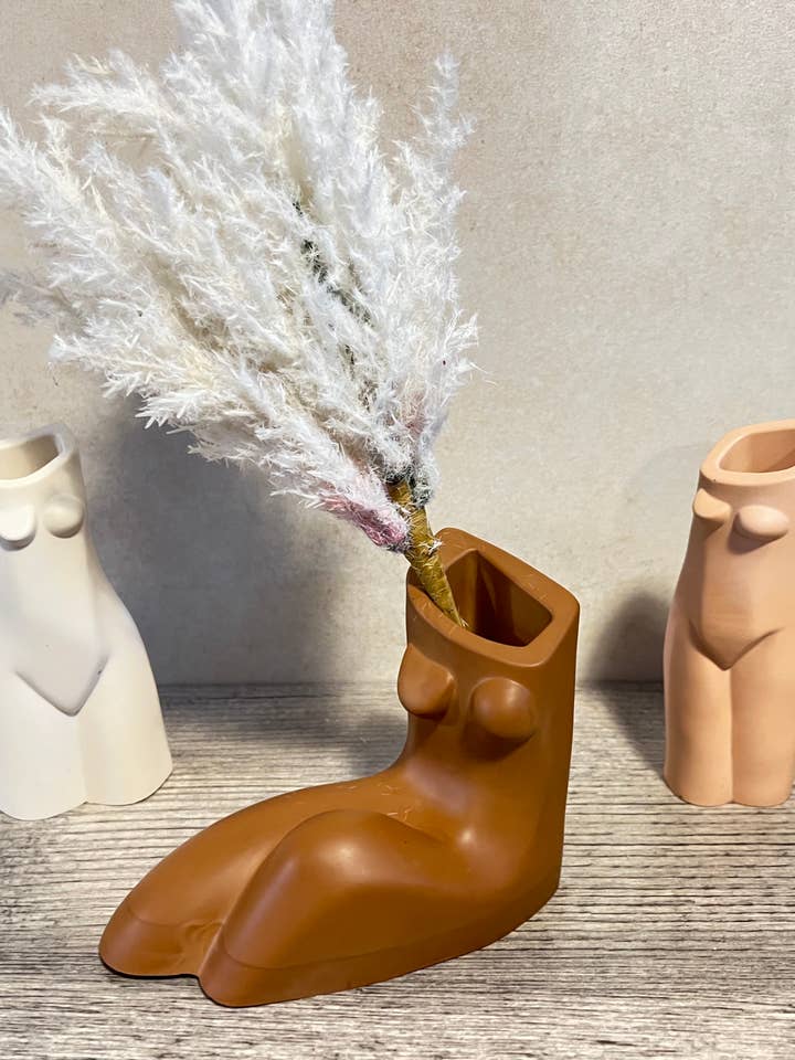 Sitting lady Vaas in Scandinavische stijl voor wholesale door EMB Pretty