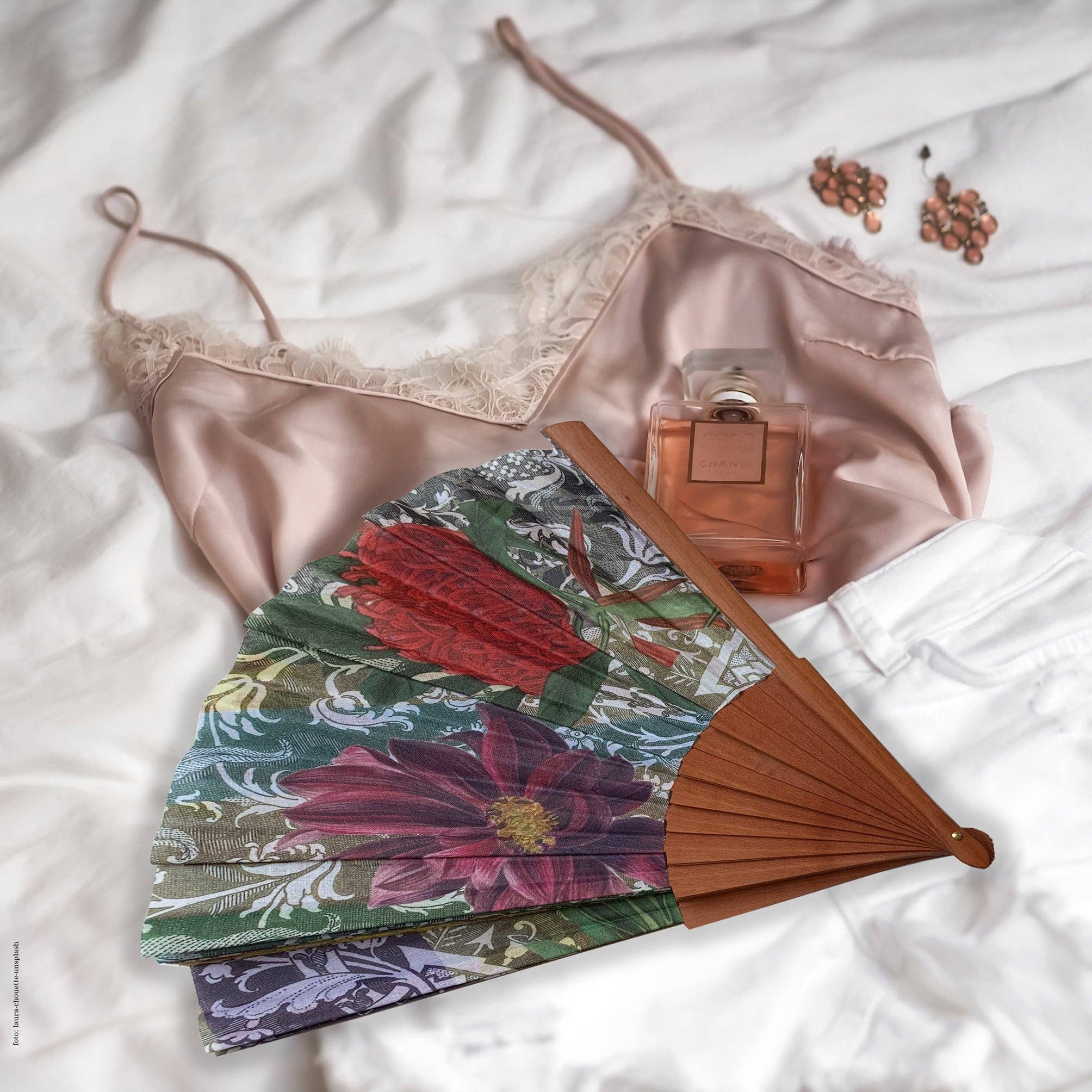 Tusitala Barcelona - Venta al por mayor Ventilador plegable de mano - Abanico Patchwork de flores - de Madera y Algodón1