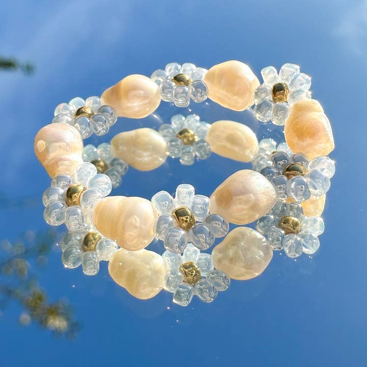 Anel de flores "Flora" de missangas e pérolas de água doce em azul claro por atacado de cool people club