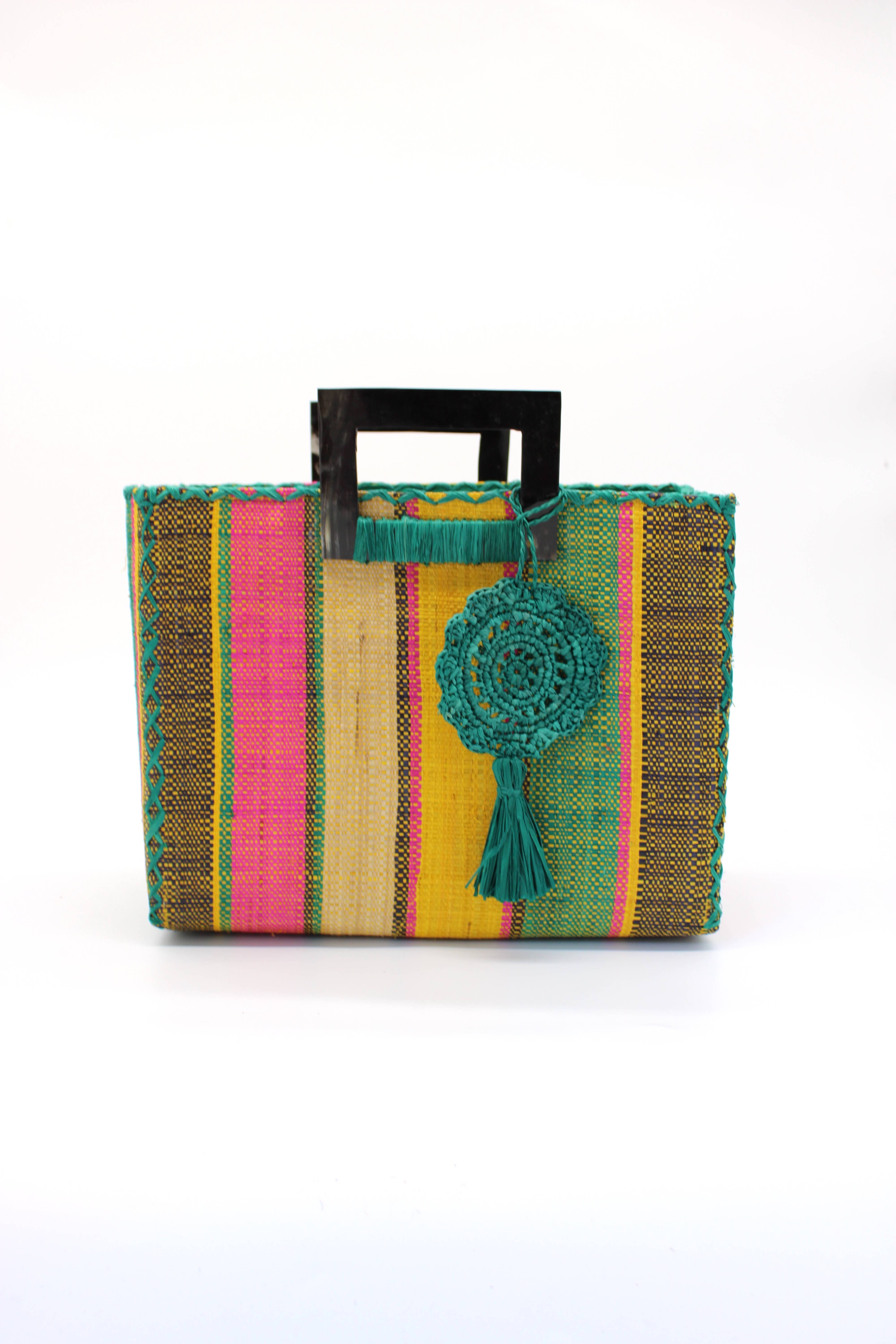 Shebobo – Großhandel Henkeltasche – Damen – Stevie Schultertasche aus Stroh mit Hornhenkeln und Quaste9