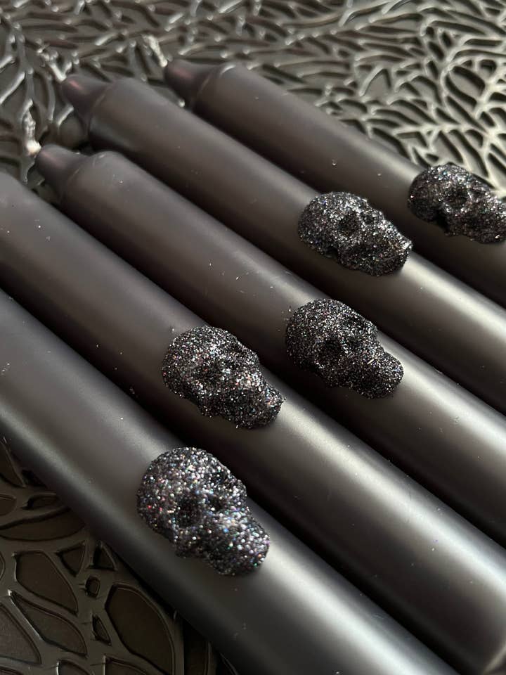 Set med 2 svarta dip dye-smala ljus med glittrande dödskalle för wholesale av Dot Home Aroma