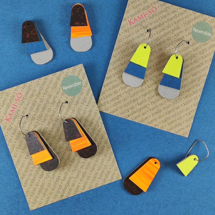 Boucles d'oreilles Reverse-A-Tile Fan Triangle en papier recyclé - noir et orange/citron vert, bleu et gris clair pour la vente par Kami-so