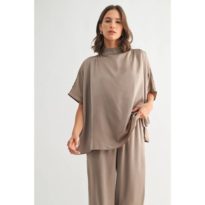 BLOUSE EN SATIN OVERSIZE À COL MONTANT pour la vente par FUN2FUN
