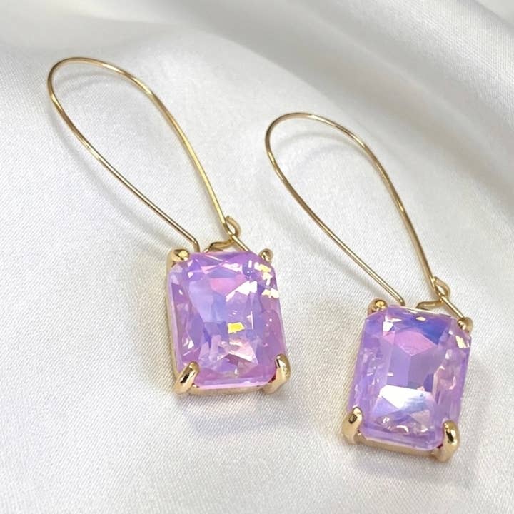 Boucles d'oreilles pendantes en perles de verre taillées en émeraude avec fil rénal pour la vente par StarryNYC