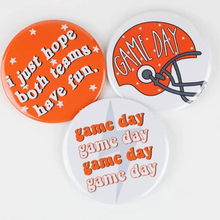 Oranje Game Day achterklepknoppen | Game Day Pins voor wholesale door Tailgated Co.