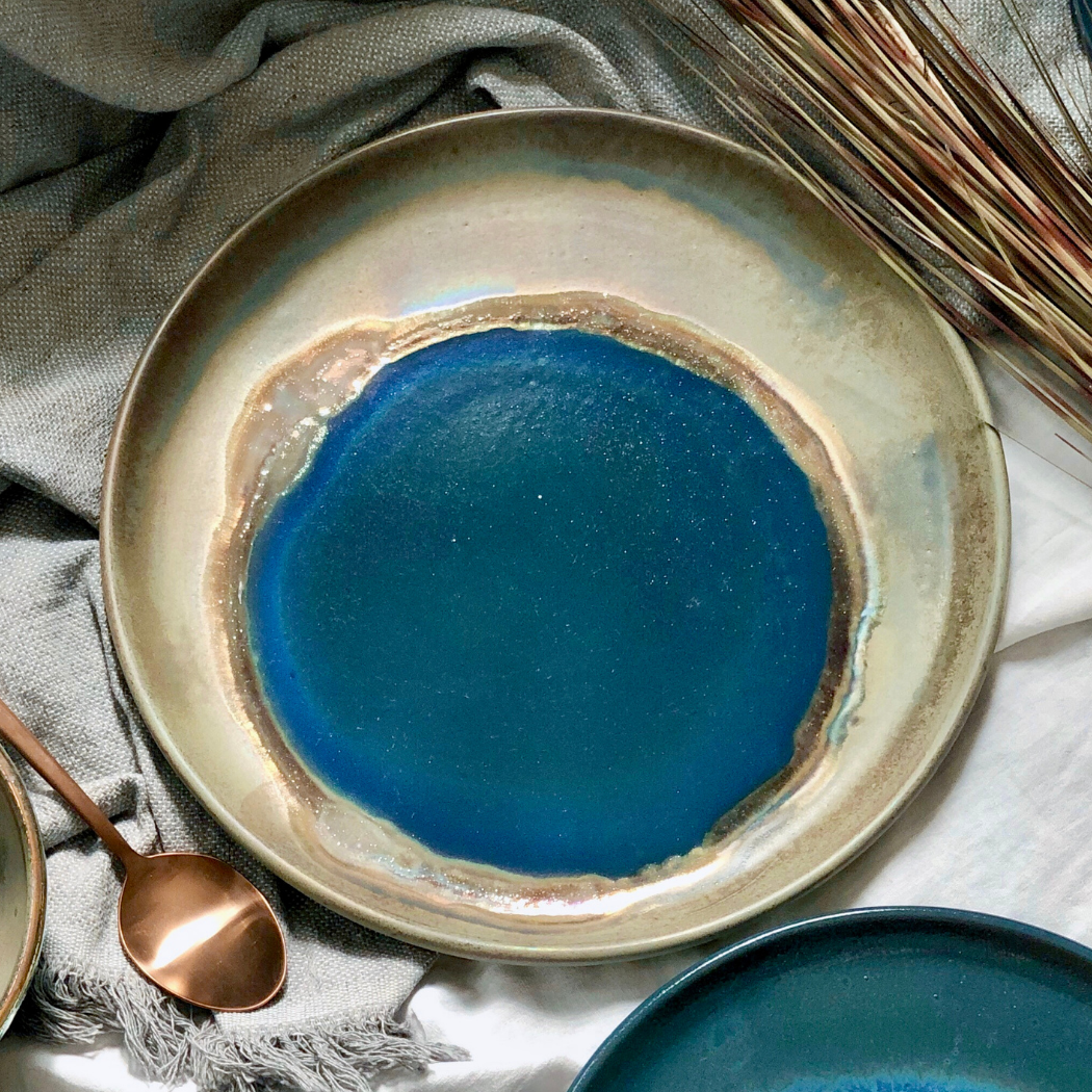 Los Artisans - Vendita all'ingrosso Piatto - Piatti da cena verdi rustici e blu pavone con dettagli dorati metallici6