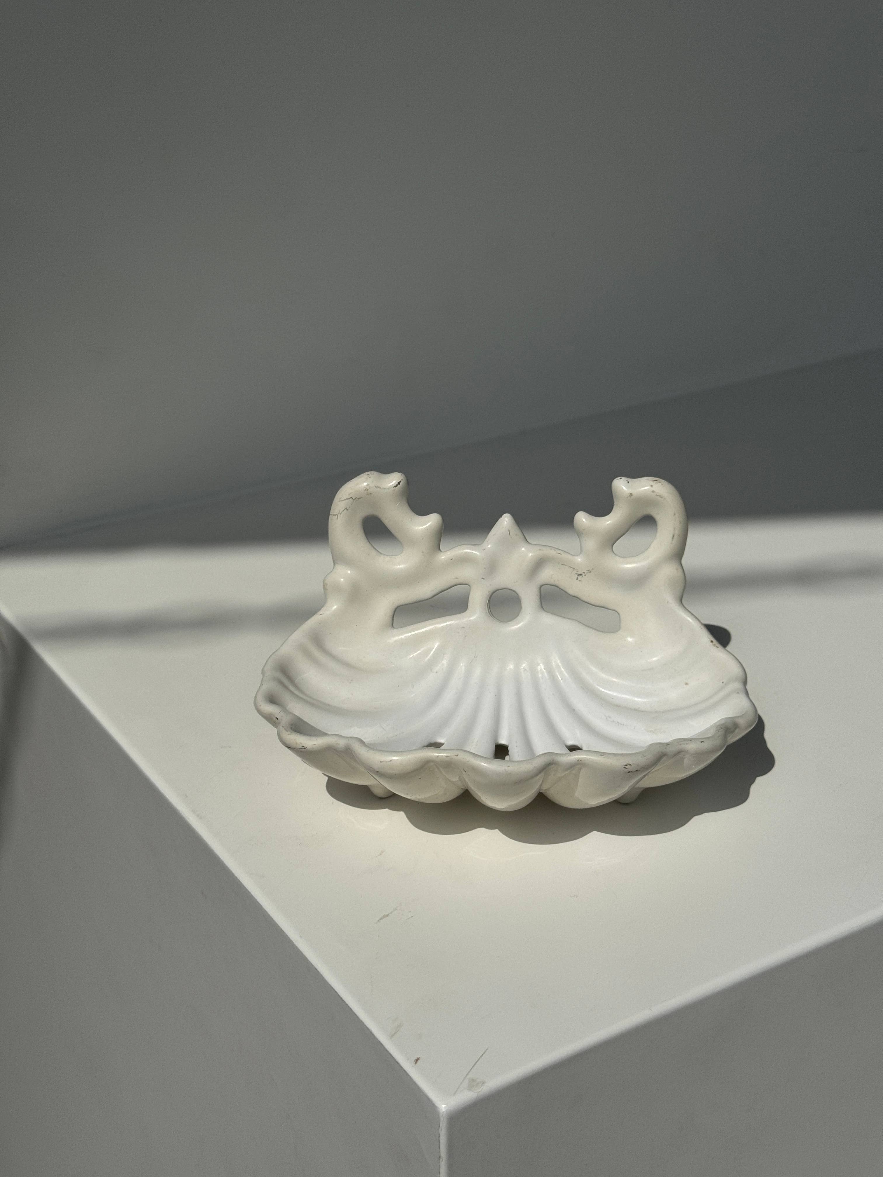 Office Objets - Wholesale Bath Soap Dish - Cast iron shell-shaped soap dish painted white H76