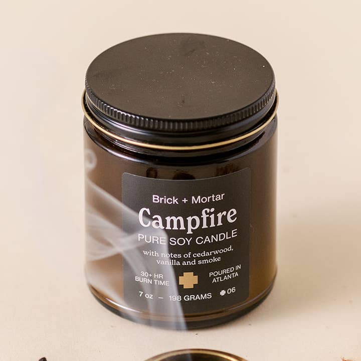 Bougie parfumée feu de camp 7oz pour la vente par Brick+Mortar