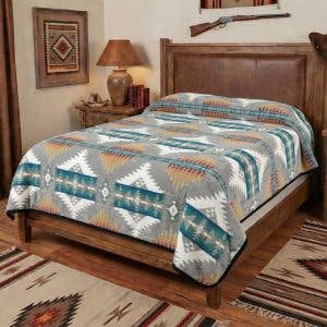 White River Design Vendbar Plys Tæppe – King Size Grå for engroshandel hos Nativo