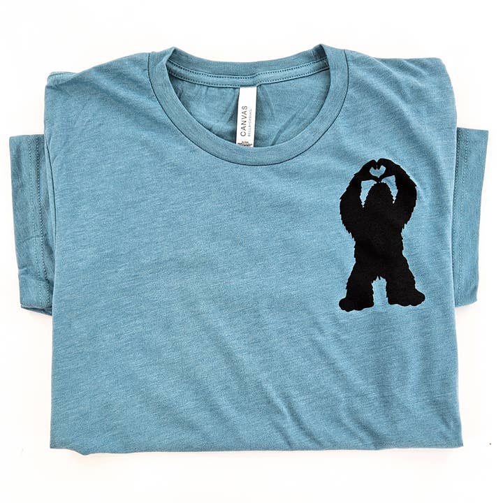 T-shirt Bigfoot Heart por atacado de Allegheny Outfitters