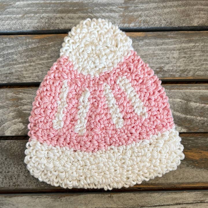 Toque, chapeau, rose, dessous de tasse, tapis de tasse, punch needle pour la vente par Chickadee Creations