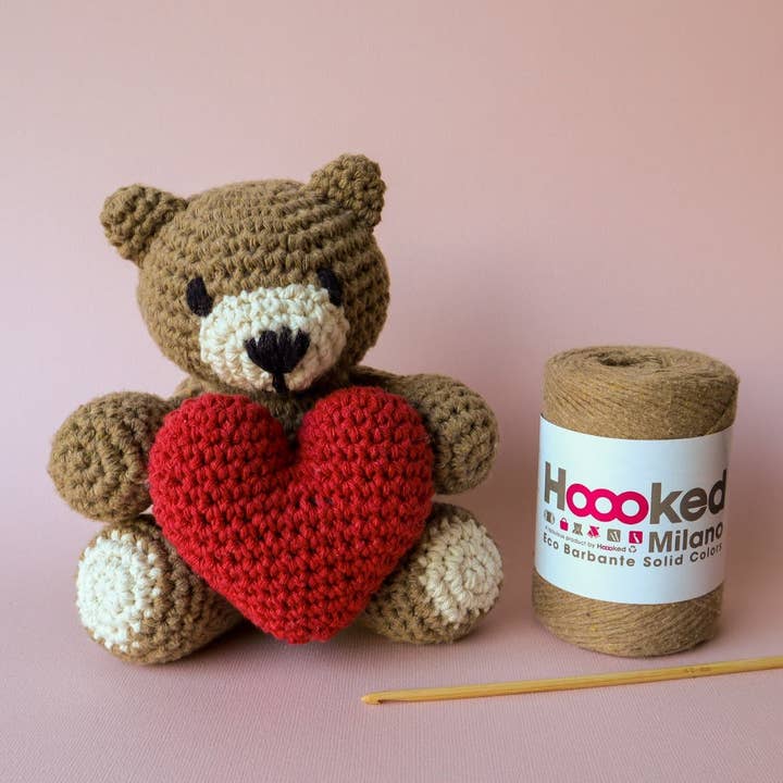 Hoooked Yarns - Vente Accessoire de tricot/crochet - Kit de crochet à faire soi-même avec ours en peluche avec cœur Valentino