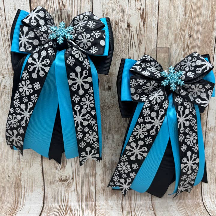 Noeuds de spectacle équestre - Flocon de neige scintillant argenté noir et bleu pour la vente par Benny Bows