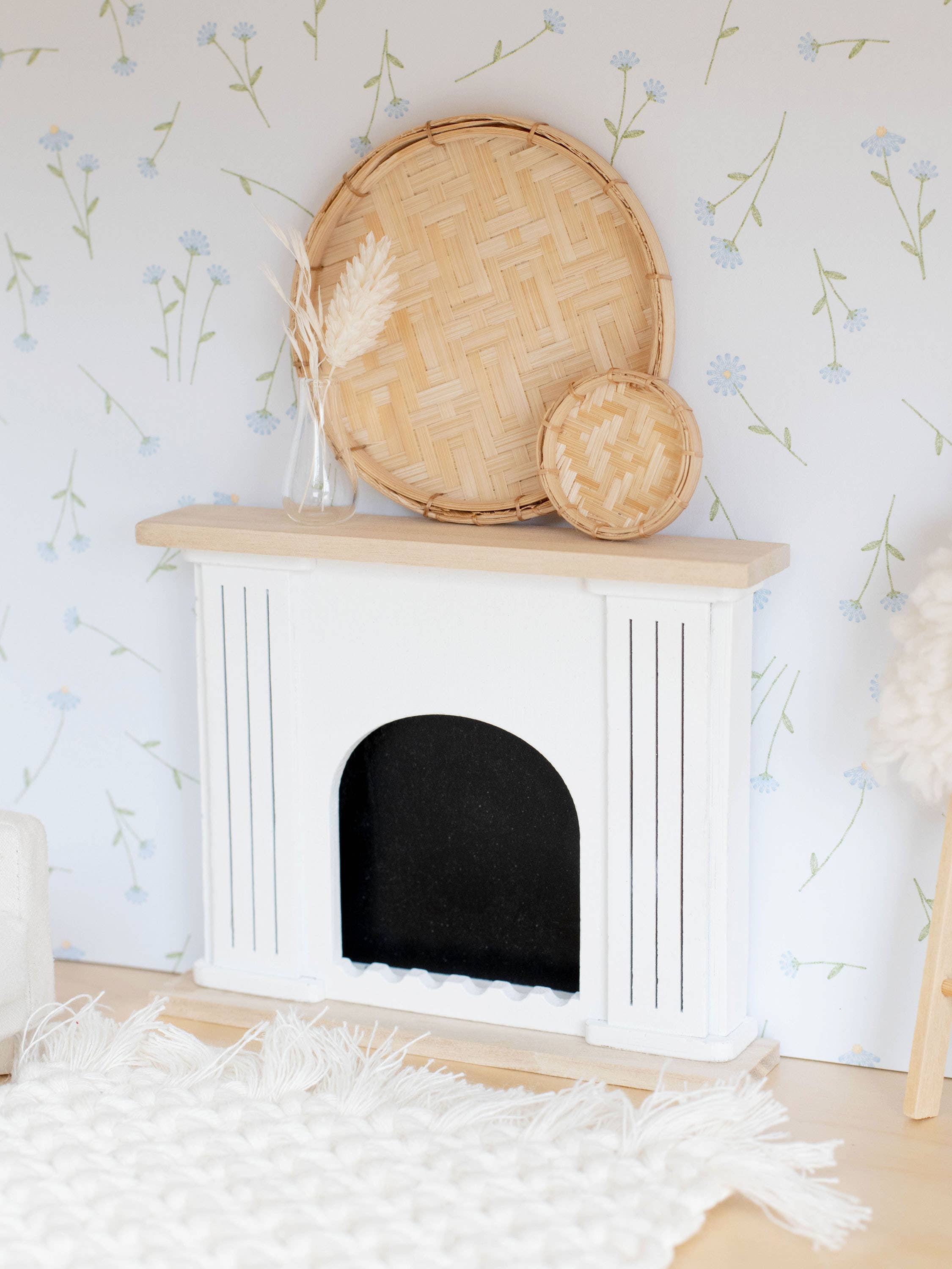 Macy Mae Dollhouse Designs – wholesale Docka - Barn – Dollhouse Valencia välvd öppen spis | Naturligt trä + vit5