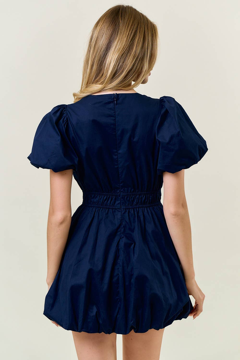 Doe and Rae - Vendita all'ingrosso Vestito - Donna - MINI ABITO CON MANICHE A SBUFFO, LACCIO DAVANTI E ORLO A BOLLA - 28226D8