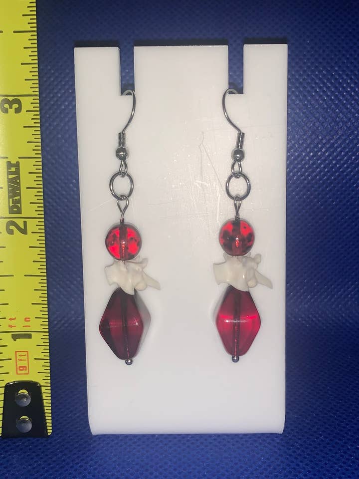 Boucles d'oreilles pendantes en acier inoxydable rouge avec dos en diamant en véritable os pour la vente par Halloween Life