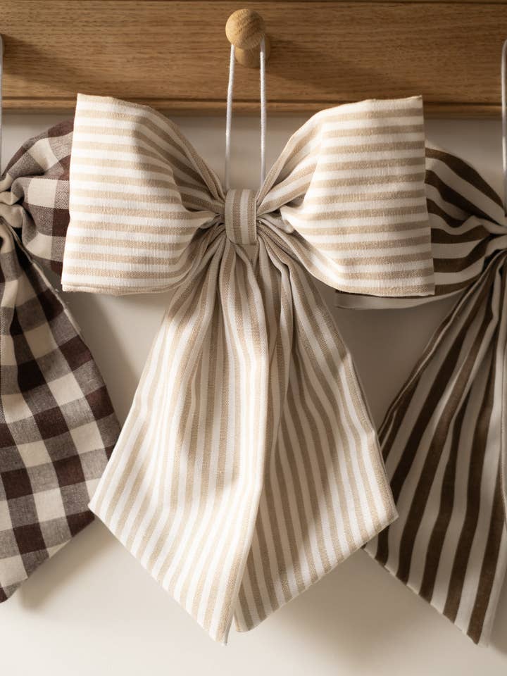 Beige och vit randig hängande rosett för wholesale av Hudson Home