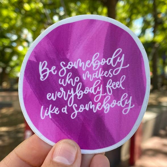 Autocolante Be Somebody Who Makes Everybody Feel Like a Somebody//Adesivo inspirador por atacado de Paint It Forward