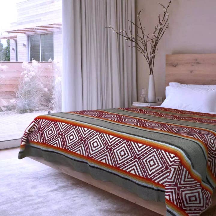 Cuchipamba baby alpaka tæppe - ekstra stort - vendbart med aztekisk mønster - grå-bordeaux for engroshandel hos ECUALAMA