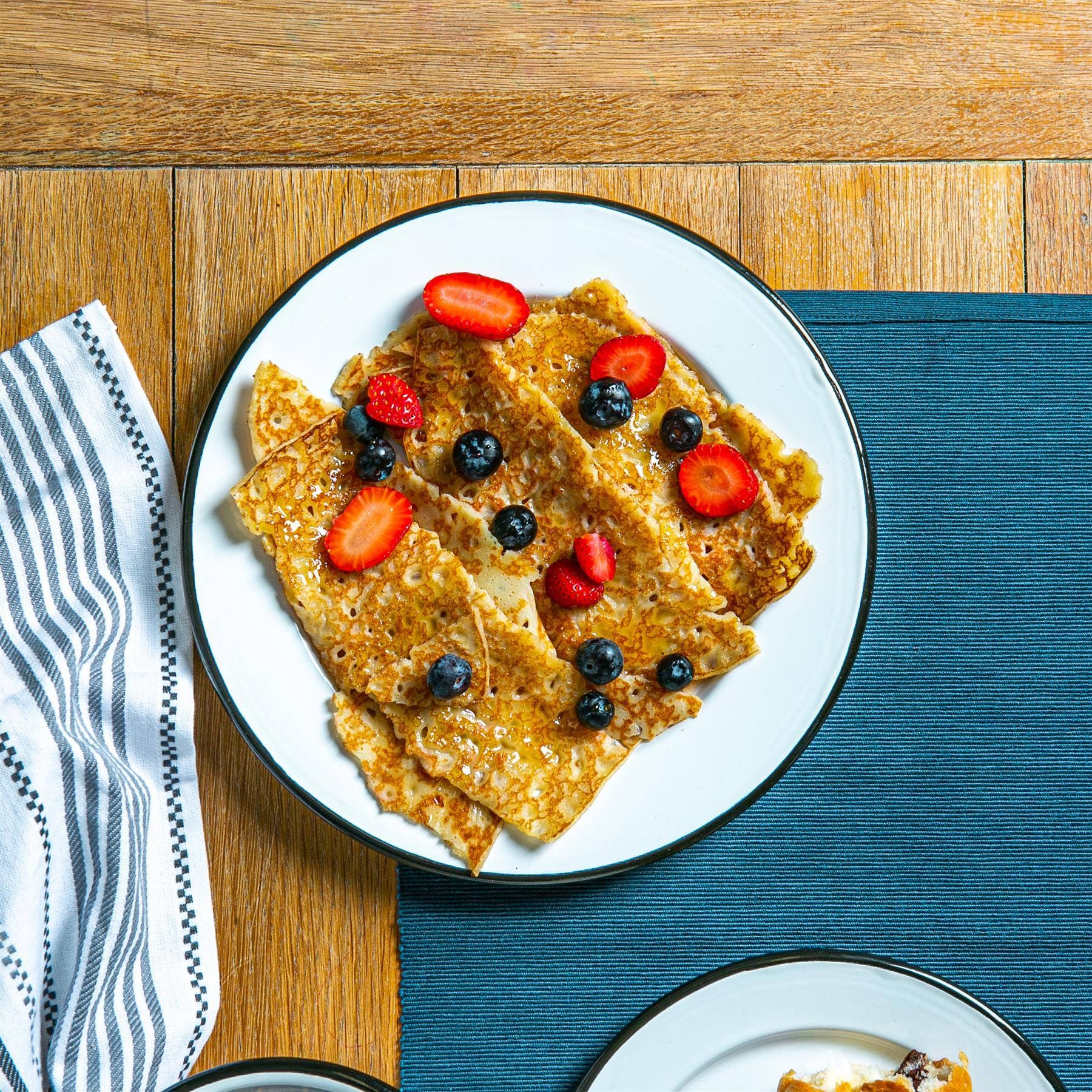 Rinkit Ltd – wholesale Tallrikar – Argon Tableware vit emaljerad middagstallrik, 25,5 cm, svart kant1