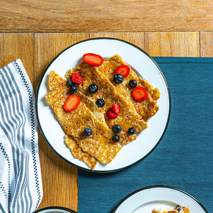 Rinkit Ltd – wholesale Tallrikar – Argon Tableware vit emaljerad middagstallrik, 25,5 cm, svart kant1