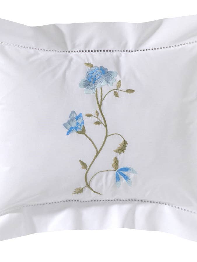 Boudoir pudebetræk, broderet med søm - Blomsterklatreplante (Blå, Salvie) for engroshandel hos Jacaranda Living