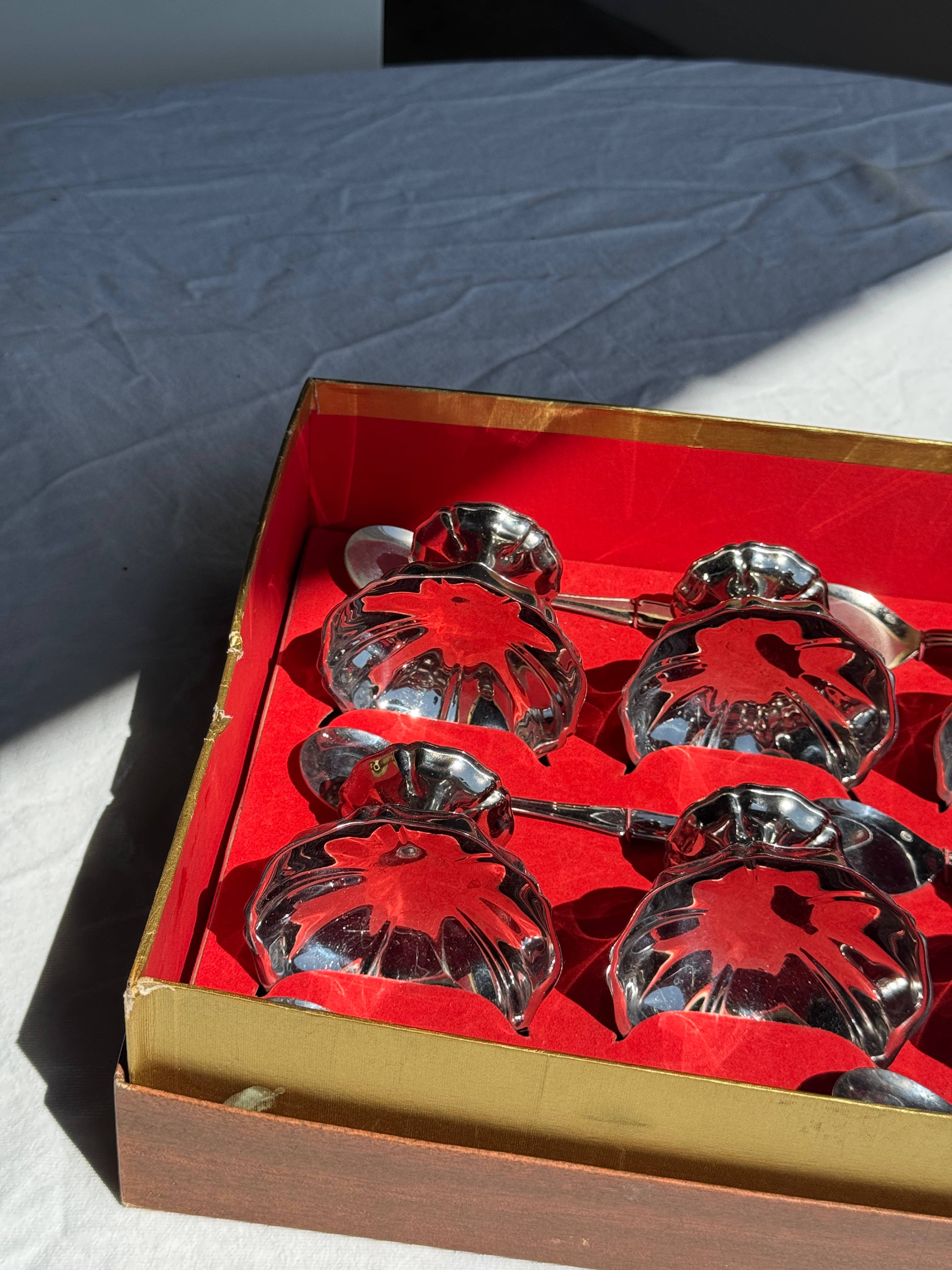 Office Objets - Wholesale Ice Cream Scoop - Vintage box containing 6 bistro ice cream cups10