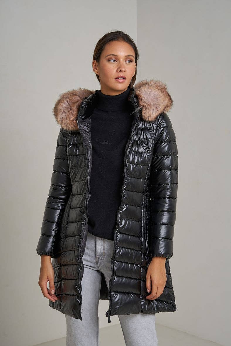 Attrait Paris – Großhandel Pufferjacke – Damen – Metallic lange Steppjacke mit Fell am Kapuzenrand4