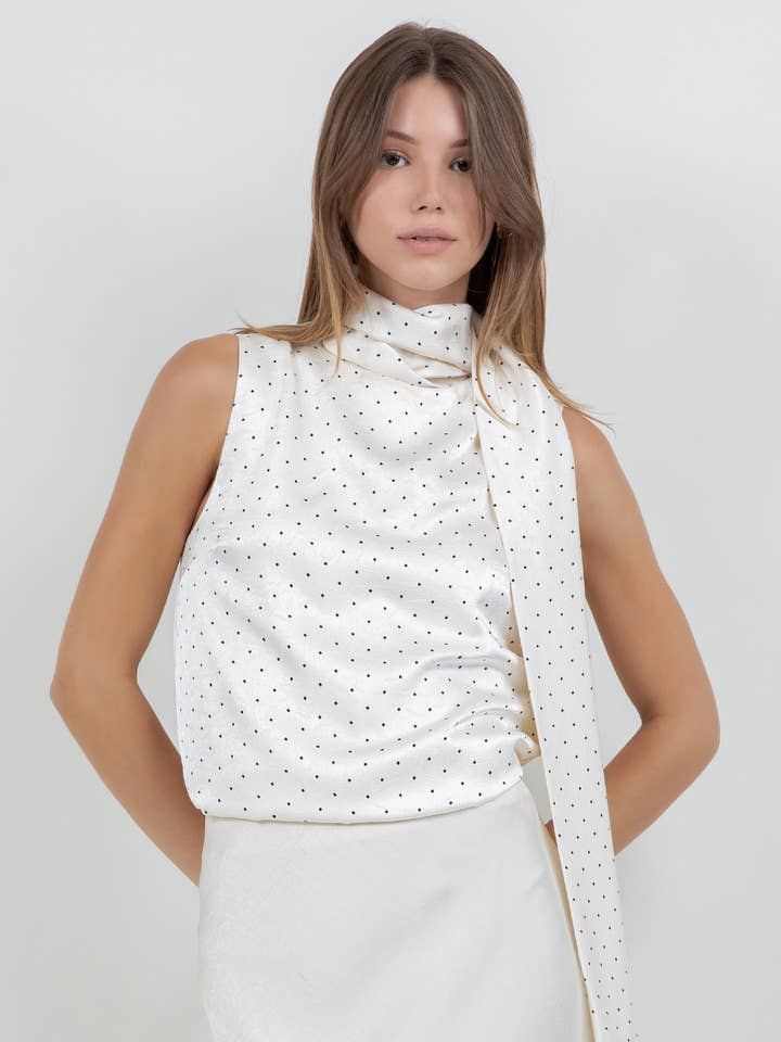 Blusa senza maniche in raso stropicciato a pois con sciarpa integrata. per la vendita all'ingrosso da parte di Whiteroom+Cactus