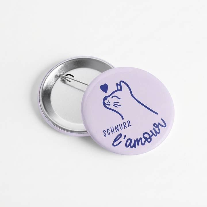 Button "Schnurr... l´amour" - mit Nadel-Verschluss, Gr. 31mm für den Großhandel von TANTE TIA