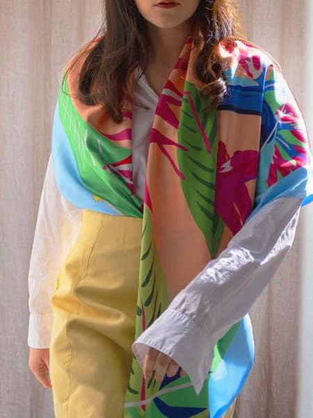 Bufanda triangular XXL Virginie Riou «Le Lacuma» para venta al por mayor de Virginie Riou