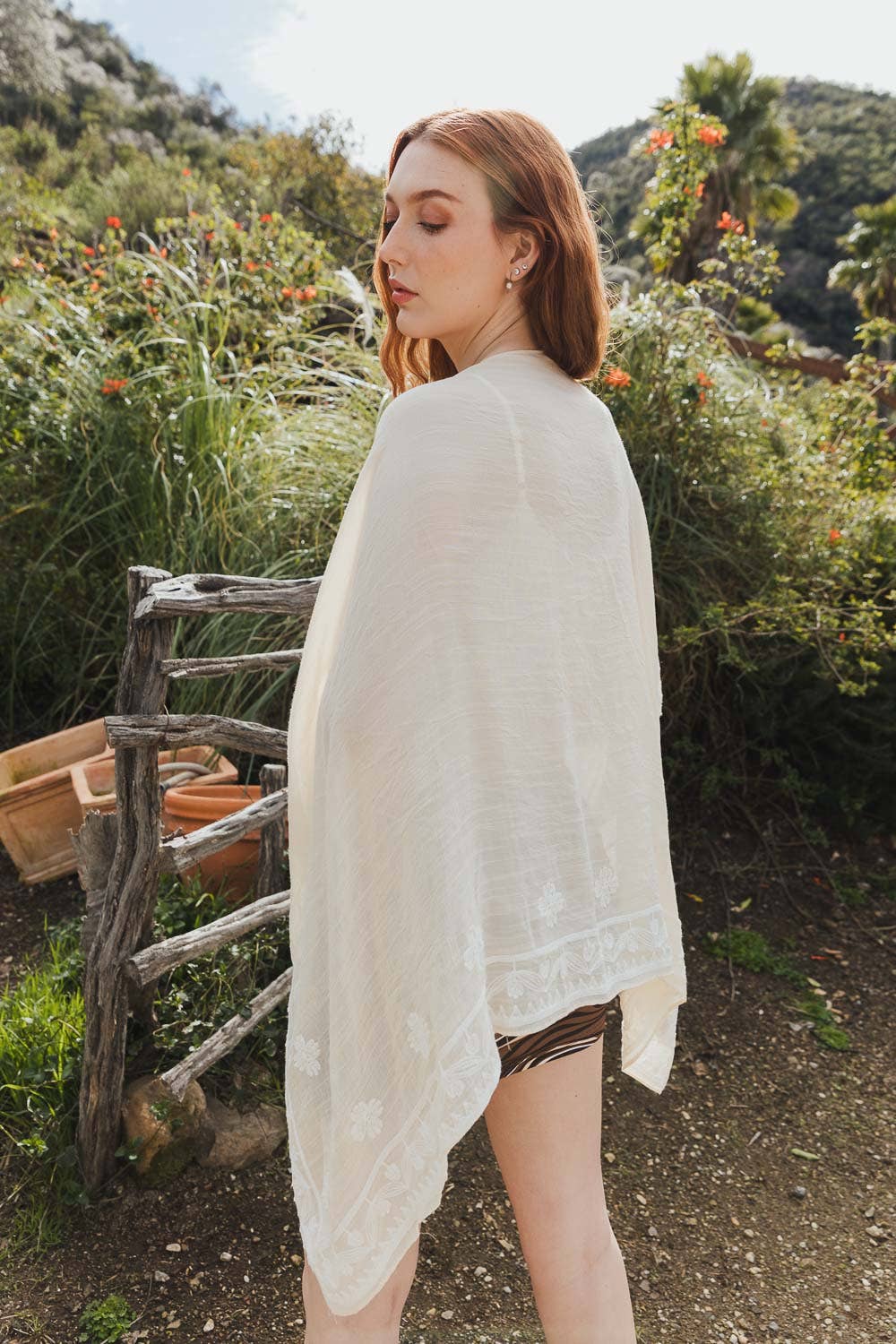 Leto Accessories – Großhandel Kimono – Damen – Schicker Blumenkimono mit Drapierung und eng anliegenden Armlöchern 🌼8