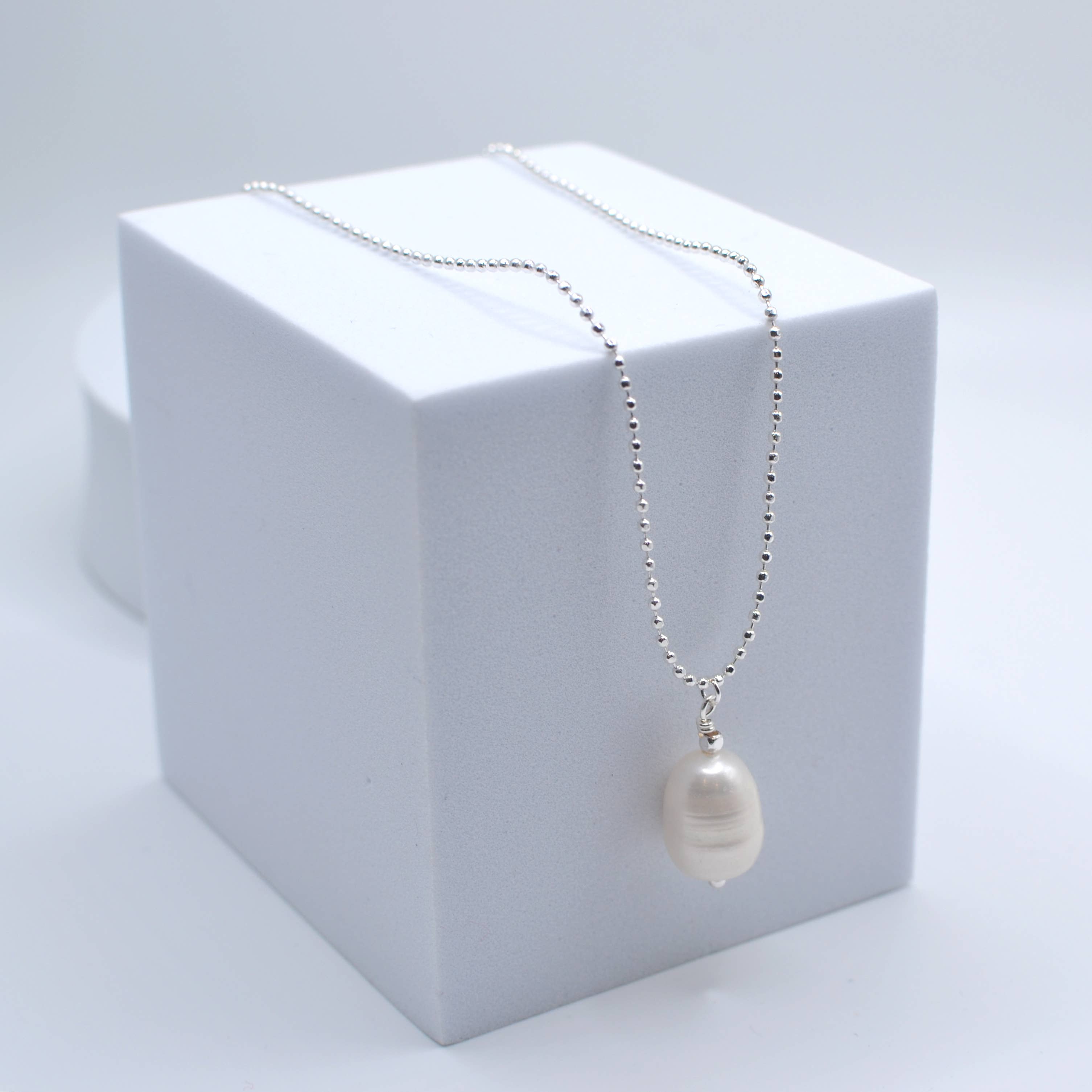 StarryNYC – Großhandel Kette mit Anhänger/Charm – Perlenanhänger in Tropfenform mit Kugelkette, zierliche Halskette0