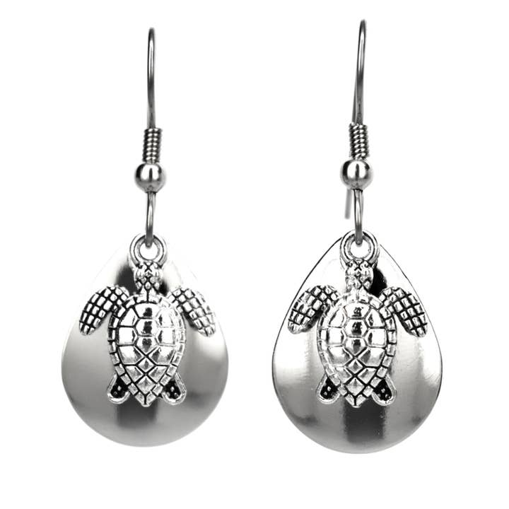 Boucles d'oreilles argentées en forme de tortue Sea Life Ocean Jewelry faites main pour la vente par Eye Catching Jewelry