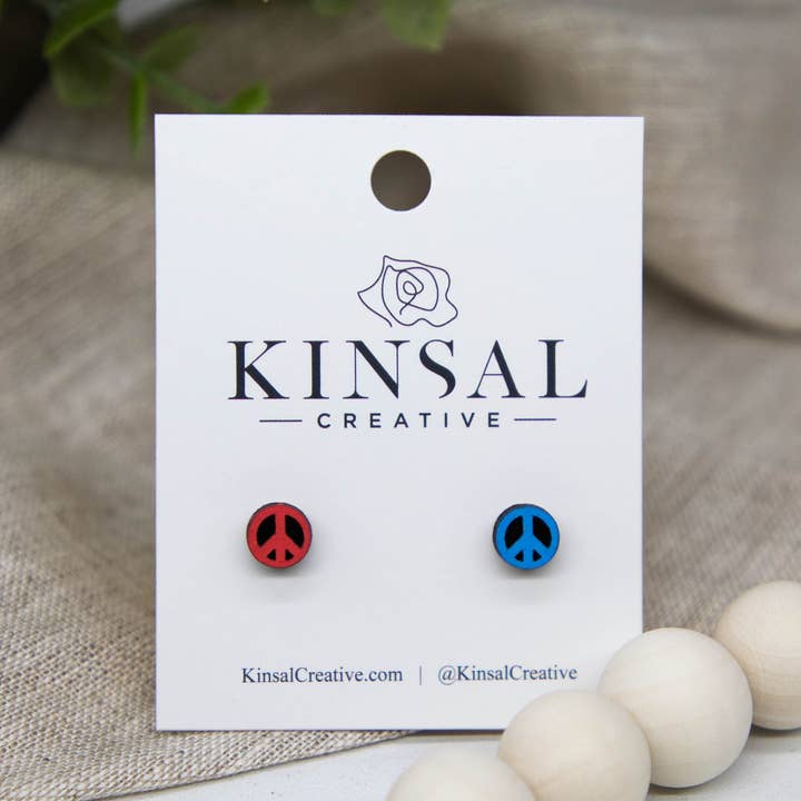 Kinsal Creative - Venta al por mayor Pendientes de botón/aretes de poste - Mini aretes de madera con signo de la paz patriótico