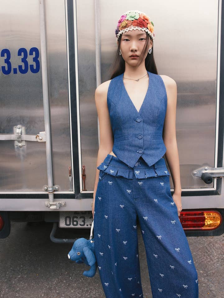 À Tous - Gilet sartoriale in denim blu con bottoni per la vendita all'ingrosso da parte di SGLOKAL