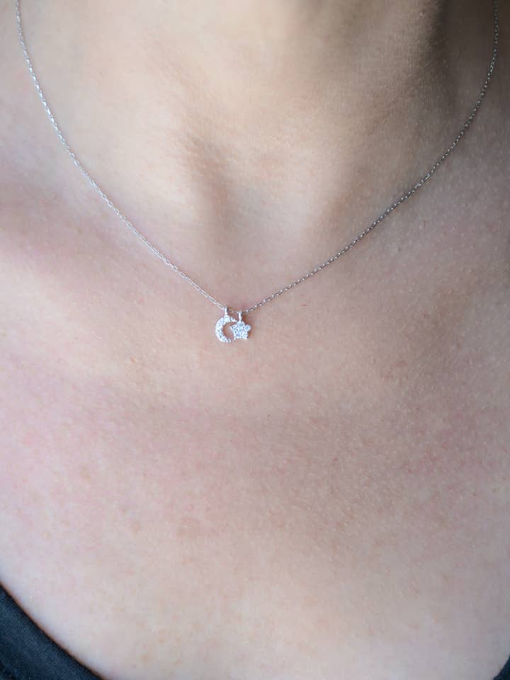 Sølv halskæde med cubic zirconia måne og stjerne vedhæng for engroshandel hos AJS Design Studio